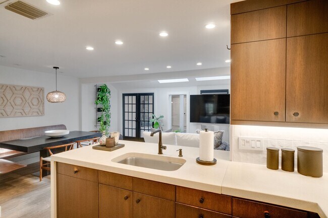 Building Photo - Exquisite 3 bedroom 2.5 bath two-story Executive Condo in Winter Park with 2-Car Garage