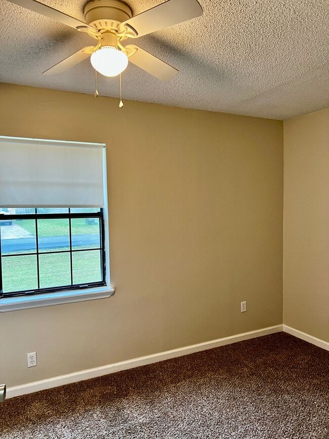 Building Photo - 3/2 LARGE fenced in yard!