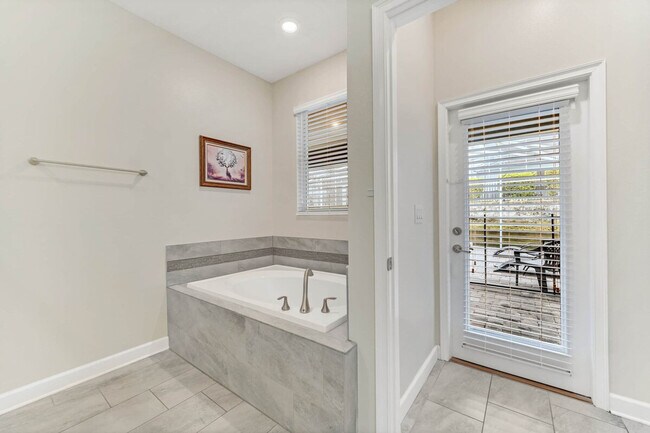 Building Photo - 9032 Stinger Dr