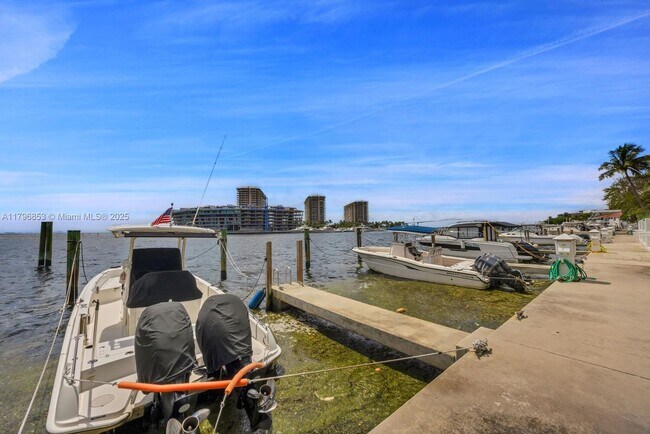 Building Photo - 1600 S Bayshore Ln