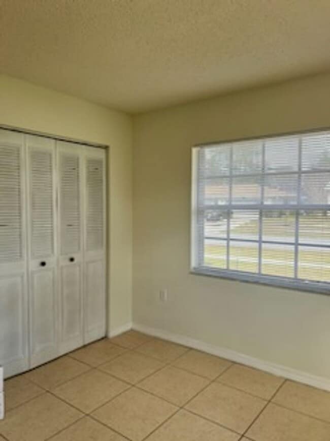 Building Photo - Marion Oaks home