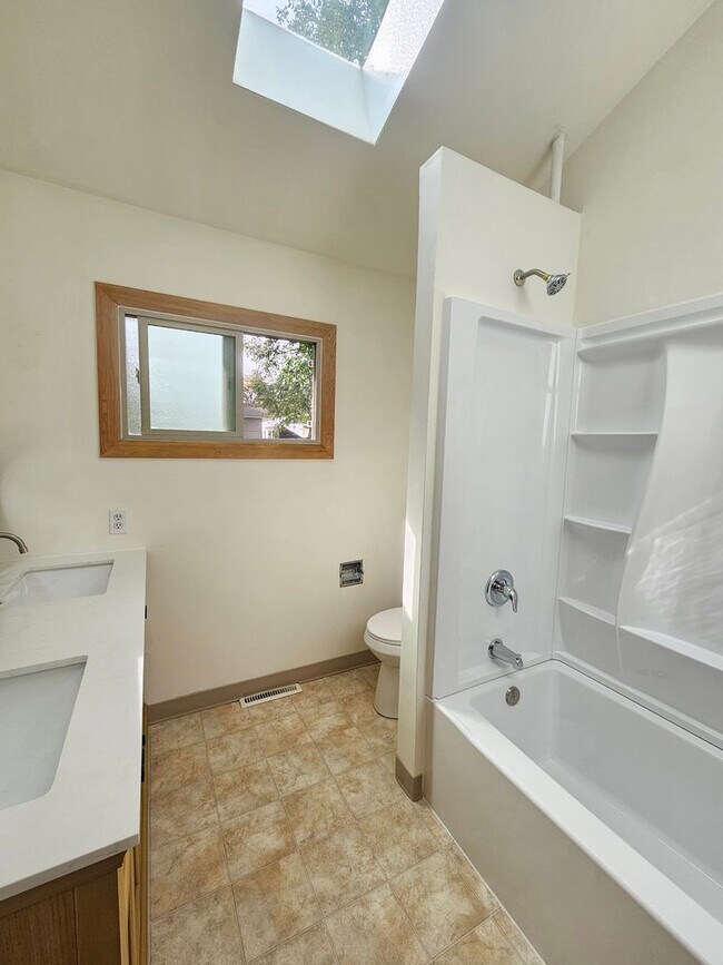 Building Photo - $2,500 - 4 Bed / 2 Bath Beautiful Home in ...