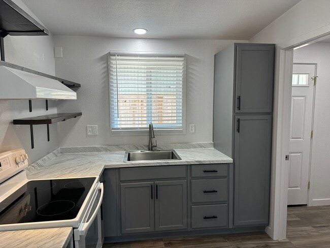 Building Photo - Beautifully updated 2 bedroom 1 bath duple...