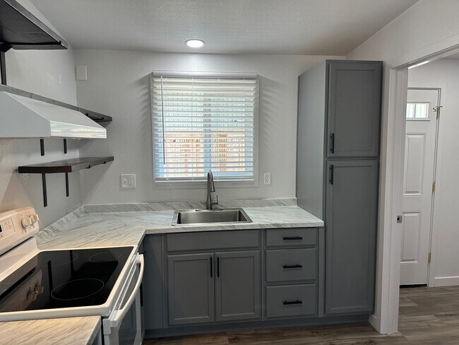 Building Photo - Beautifully updated 2 bedroom 1 bath duplex in a great neighborhood!