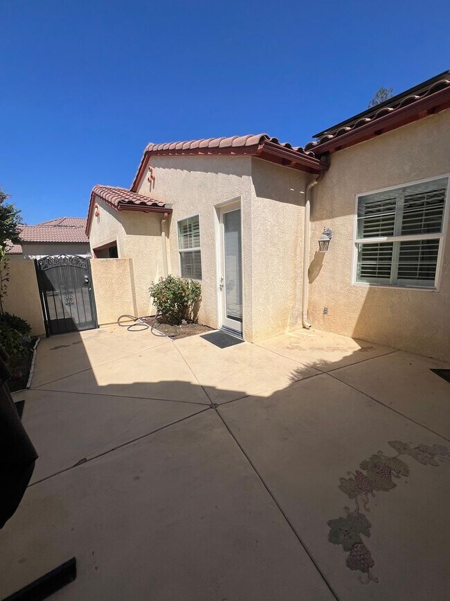 Building Photo - Charming 3 bedroom 2.5 bath!
