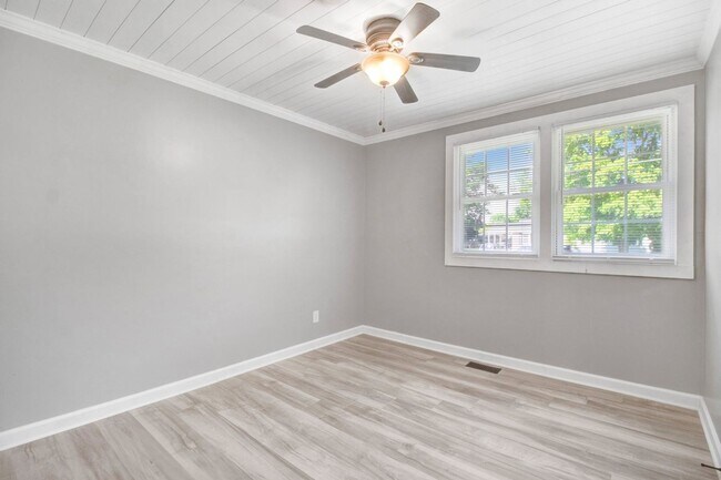 Building Photo - ADORABLE 3 BR | 1 BA HOME - 2 Car Detached...