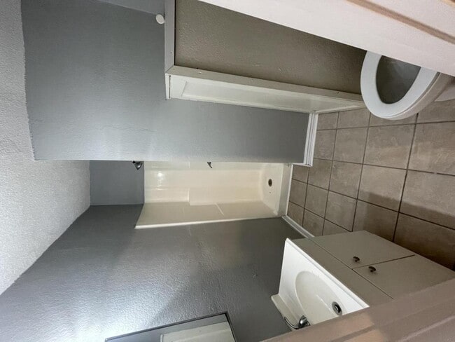 Building Photo - 821 New Hampshire Ave