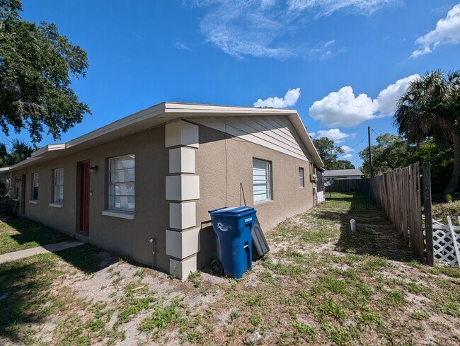 Building Photo - 416 40th St E