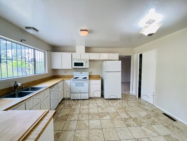 Building Photo - 2204 Lupine Rd