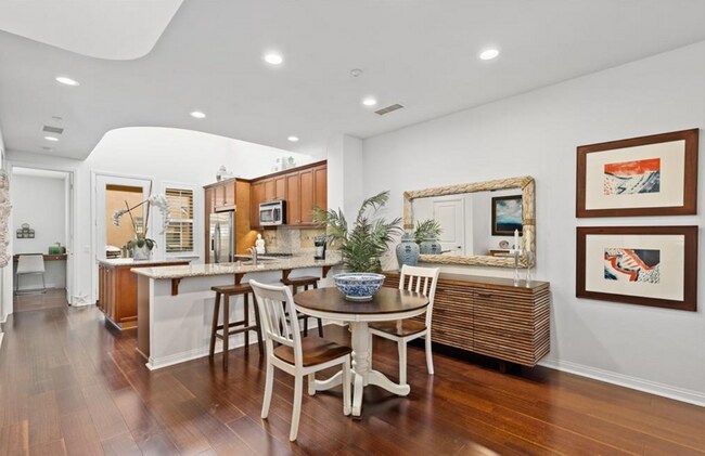 Building Photo - Light & Bright 2 Bedroom, 2 Bathroom Townhome