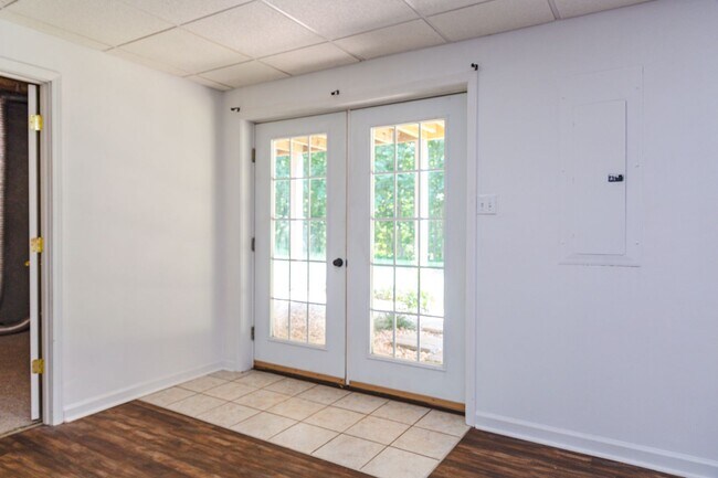 Building Photo - New Listing!