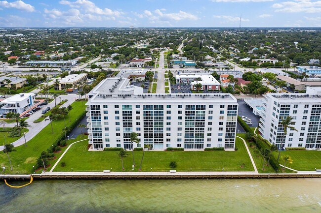 Building Photo - 301 Lake Shore Dr