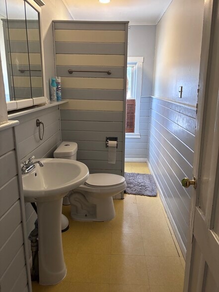 2nd Floor Bathroom - 9 Hill Pl