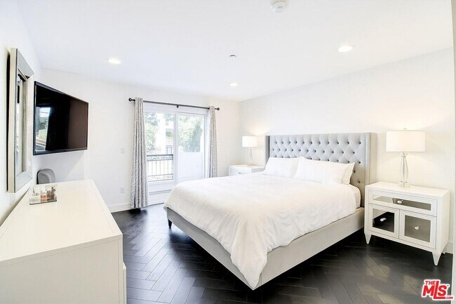 Building Photo - 1319 N Detroit St