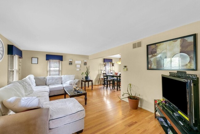 Building Photo - 3 Bedroom Home Located Near Shopping, Dini...