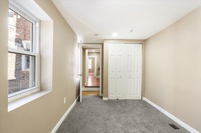 Building Photo - 424 S Eden St