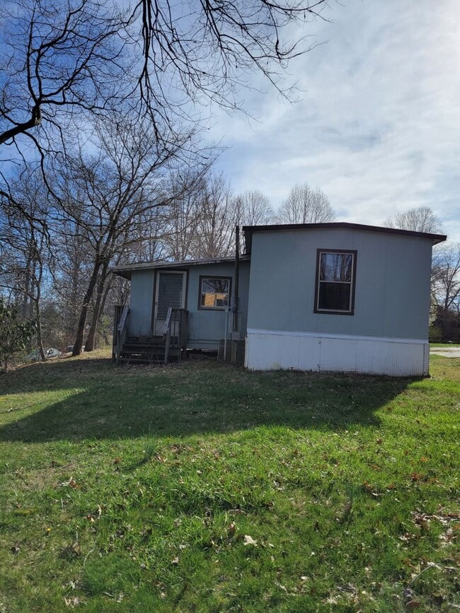 Building Photo - Quiet home close to Asheville