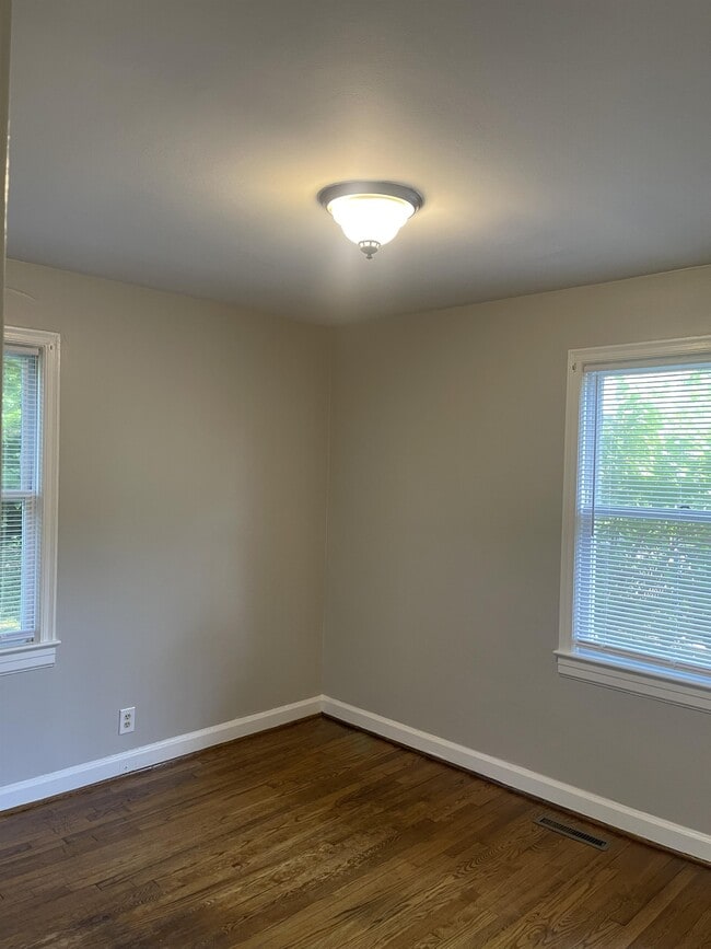 Building Photo - 1207 N Elam Ave