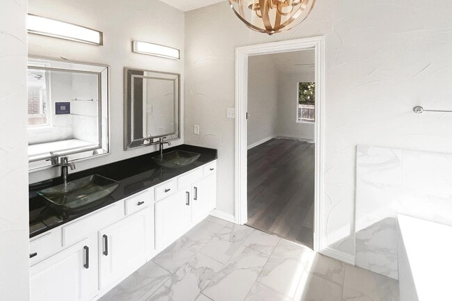 Building Photo - MOVE IN READY