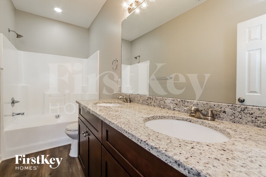 Building Photo - 925 Troubadour Ln