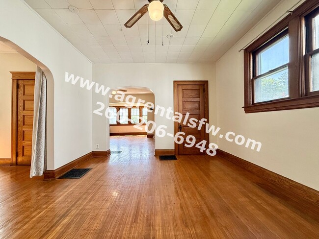 Building Photo - 811 Columbia Ave