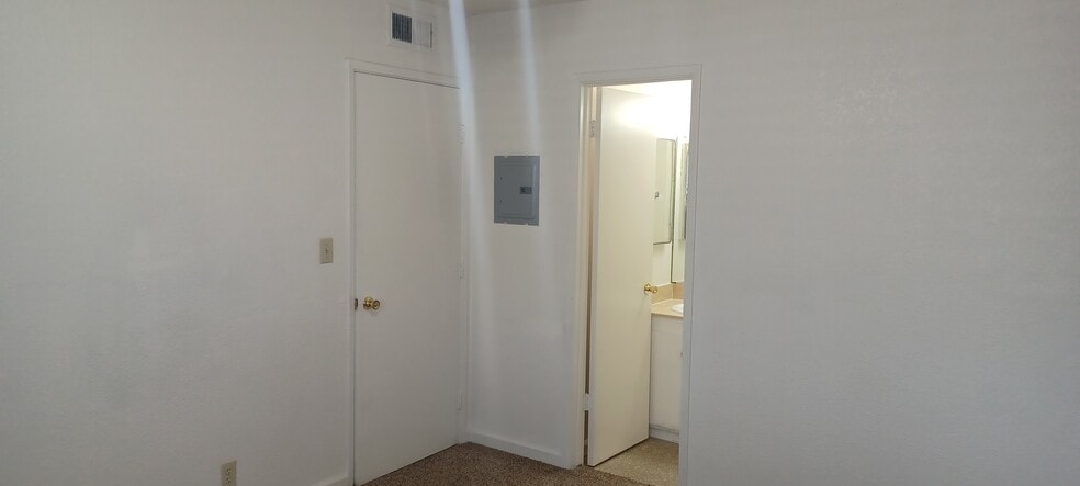 Building Photo - 218 W Dakota Ave