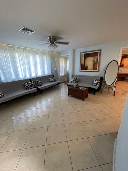 3x1 or 4x2 living room with entrance to a yellow bedroom - 2440 Manasota Beach Rd