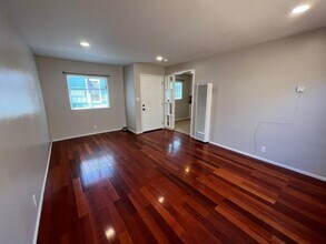 Building Photo - Single level condo