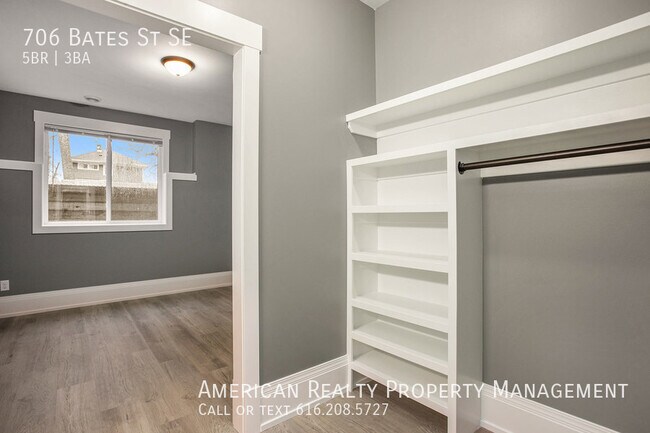 Building Photo - 706 Bates St SE