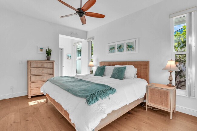 Building Photo - 8951 SE Marina Bay Dr