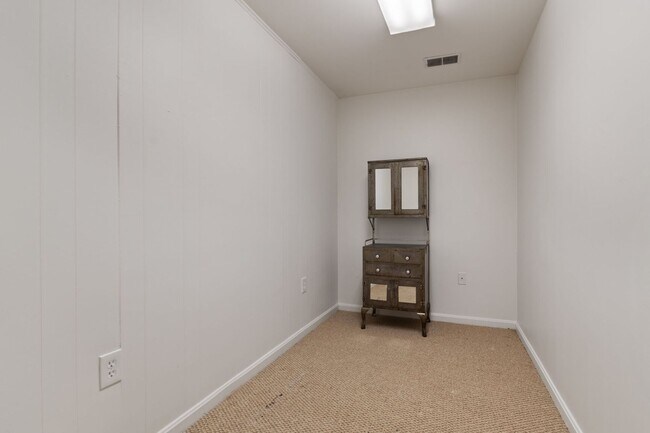 Building Photo - Really Cool, Spacious 3br Townhome with De...