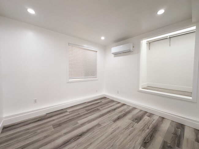 Building Photo - 514 1/2-3022 W 21st St