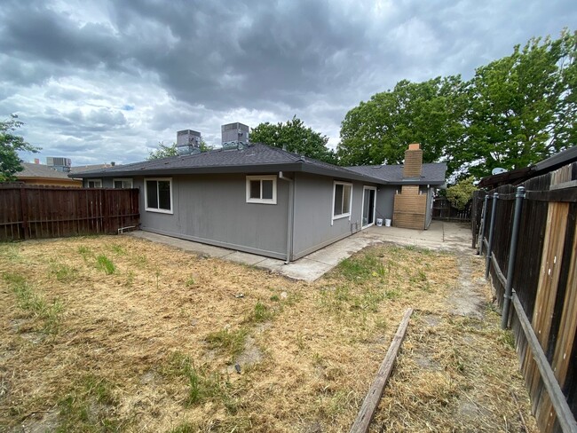 Building Photo - Spacious Foothill Farms Duplex