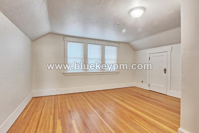 Building Photo - 3 Bed, 2 Bath Craftsman Home on Dead End R...