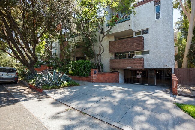 Building Photo - Newly Renovated 2 Bed + 2 Bath Condo in Pr...