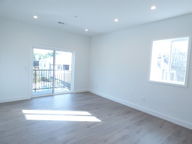 Building Photo - 4 Bedroom Unit with 2 Car Parking!