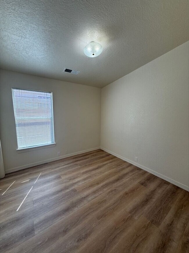 Building Photo - Charming and functional 3-Bedroom 2-Bath near Kirtland Air force base