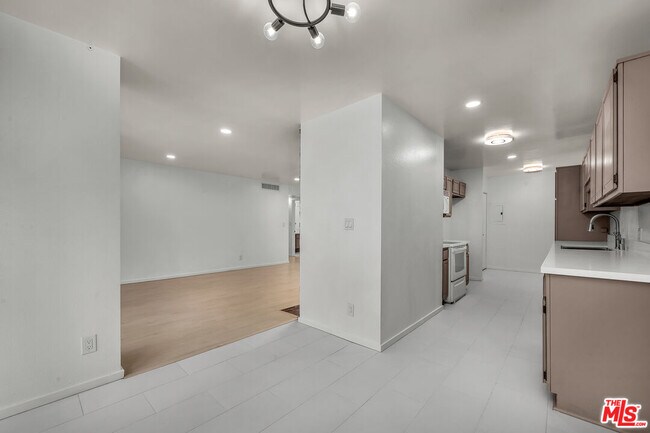 Building Photo - 406 N Oakhurst Dr