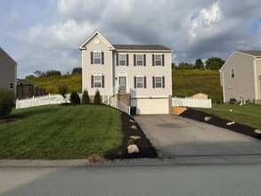 Building Photo - 422 Labrador Ln