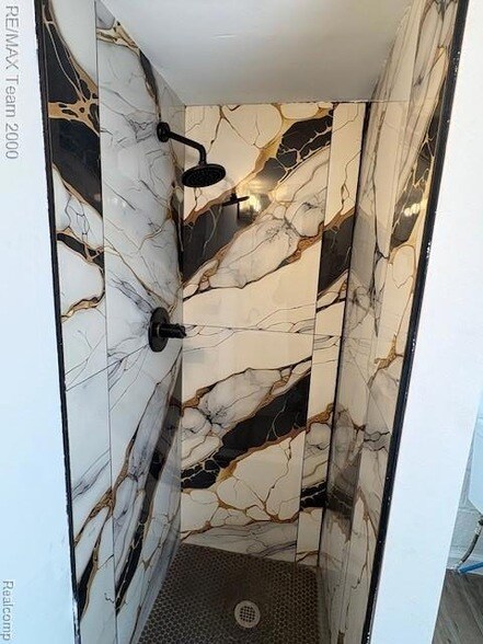 Building Photo - 5066 Bedford St