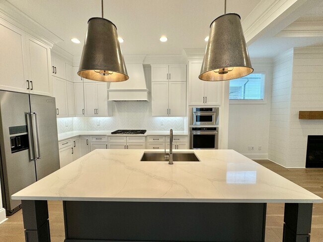 Building Photo - 3 bedroom home with 3.5 bathrooms and 2 Car Garage