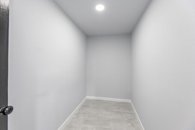 Building Photo - 1109 E Columbia Ln