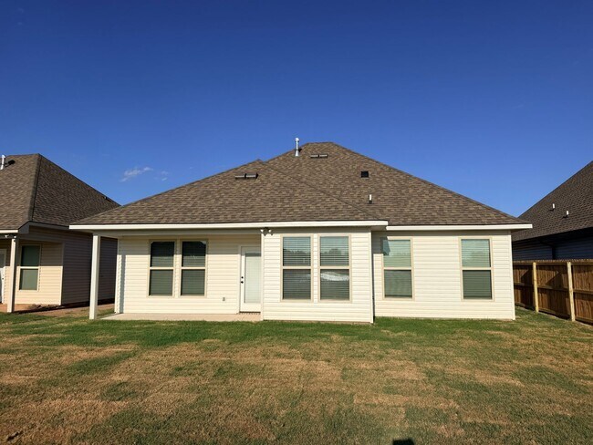 Building Photo - 816 Venecia Dr