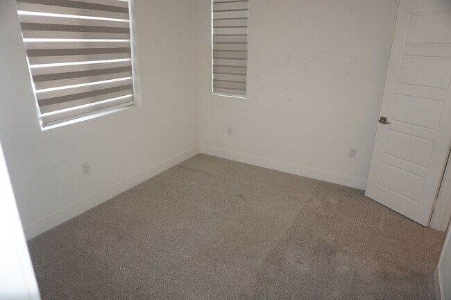 Building Photo - Beautiful 2 Bed 2.5 Bath End Unit with Lof...