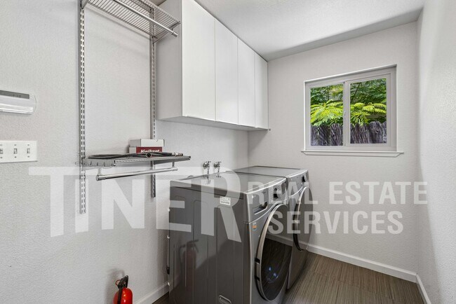 Building Photo - 5541 Ivanhoe Way