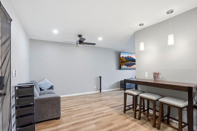 Building Photo - 1204 S Lake Dr