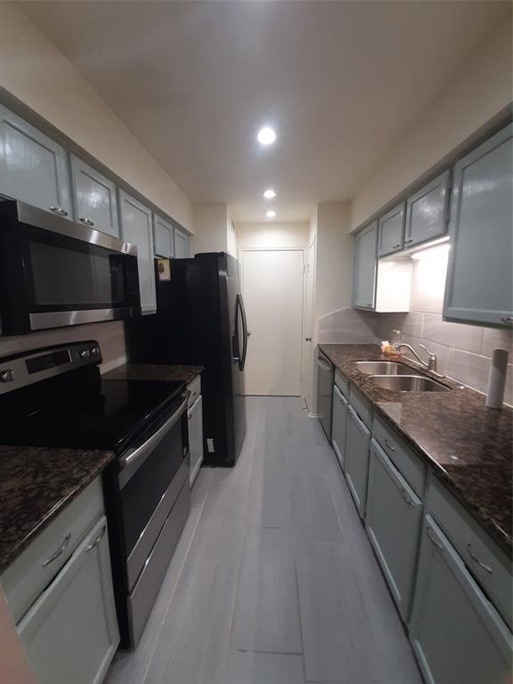 Building Photo - 9700 Leawood Blvd