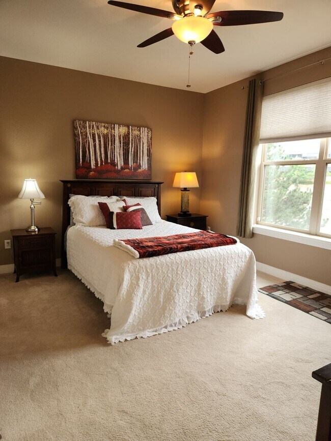 Building Photo - LOCATION, FULLY FURNISHED and LUXURY! Cher...