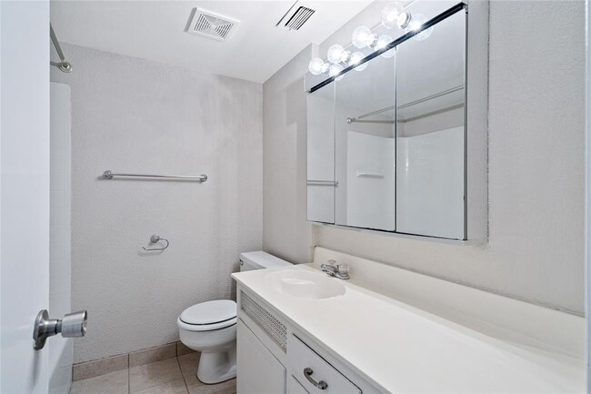 Building Photo - 4010 Ridglea Country Club Dr
