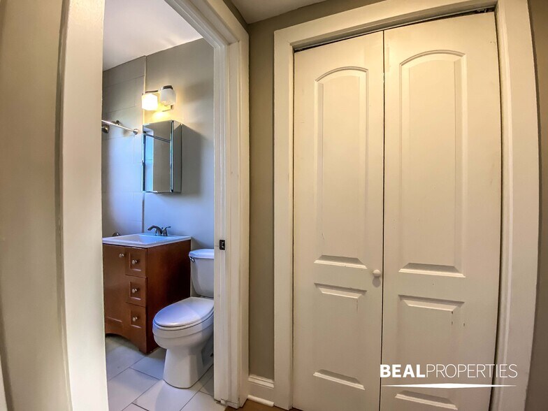 Building Photo - 4038 N Ashland Ave